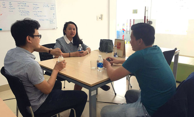 Nguyen Duc Giang (right), a co-founder of M-Medi, meeting with his mentor 