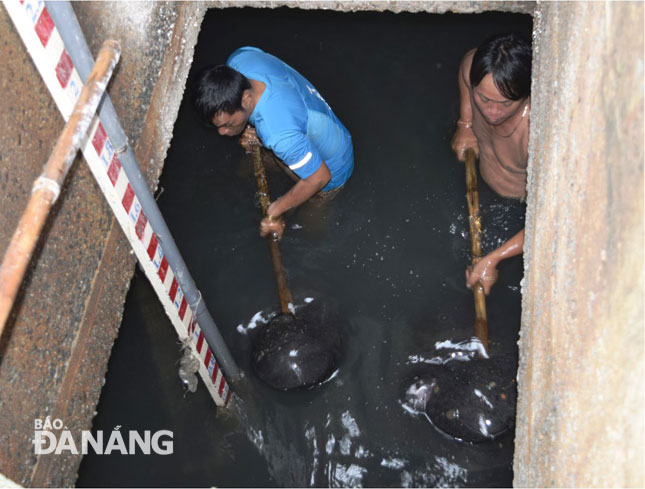 Workers from the city’s Water Drainage and Wastewater Treatment Company clearing mud and sand in sewer pipelines along local streets.