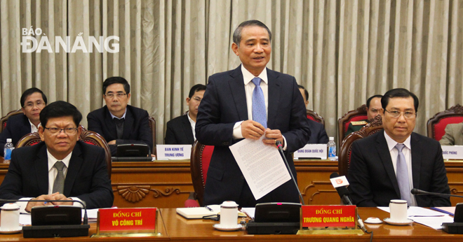 Da Nang Party Committee Secretary Truong Quang Nghia making statements at the meeting 