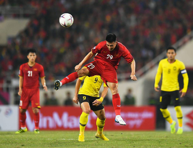 Đội tuyển Việt Nam đang chơi phòng ngự quả cảm trước Malaysia