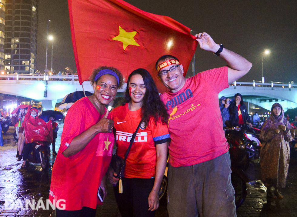Many foreign tourists also waving the Vietnamese flag whilst immersing themselves into the bustling and jubilant atmosphere