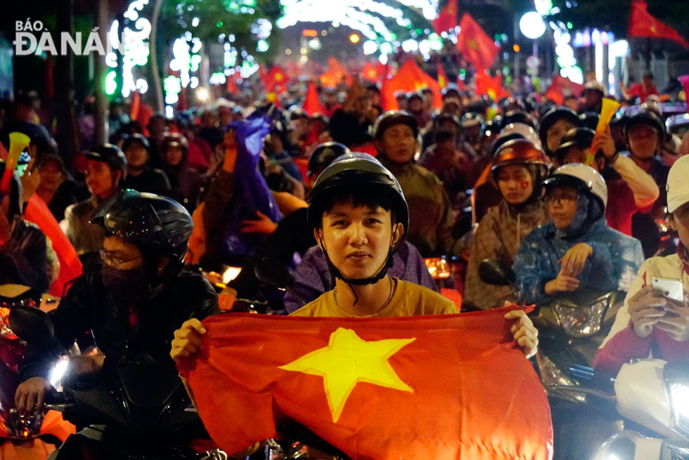 Huge numbers of revelers basking in the Vietnamese team’s dramatic victory on downtown Le Duan Street- Huge numbers of revelers basking in the Vietnamese team’s dramatic victory on downtown Le Duan Street