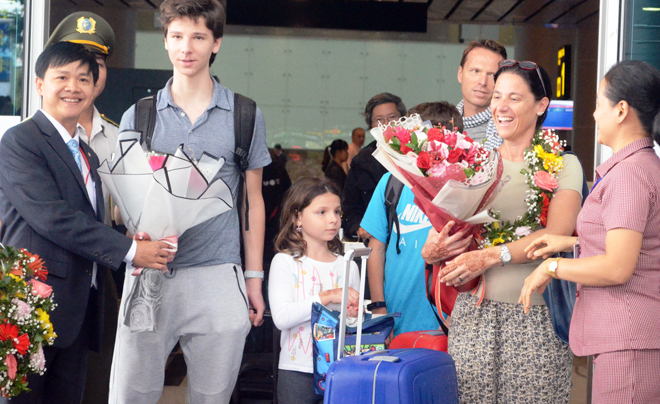 Du khách vui vẻ khi được chào đón tại Cảng hàng không Quốc tế Đà Nẵng.