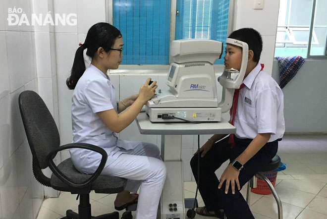 Học sinh được khám mắt miễn phí theo dự án chăm sóc mắt học đường. (Ảnh do trường THCS Nguyễn Huệ cung cấp)