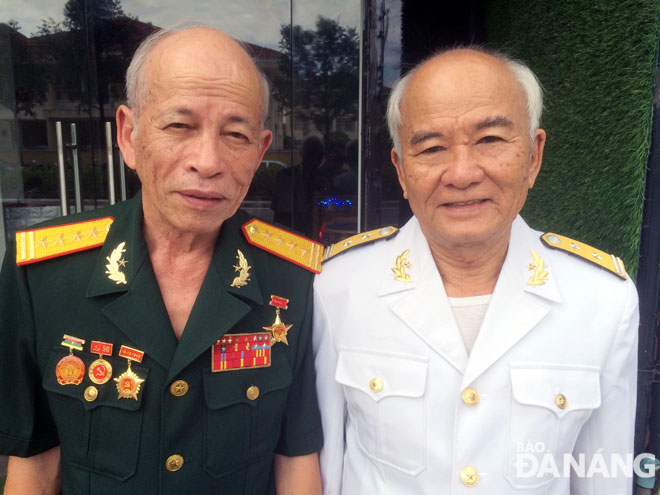 Anh hùng Lực lượng vũ trang nhân dân Nguyễn Đức Hiền (trái) và Cựu chiến binh Phạm Duy Tân. Ảnh: H.V