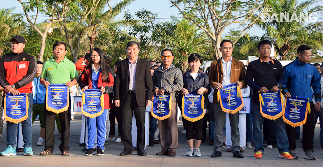 Phó Chủ tịch thường trực UBND thành phố Đặng Việt Dũng (thứ tư, trái sang) chụp ảnh lưu niệm cùng các đoàn VĐV.