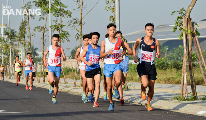 Sự xuất hiện của các thành viên Danang Runners trên đường chạy của khối VĐV chuyên nghiệp cũng như đội tuyển Quận - Huyện đã làm tăng thêm sức hấp dẫn của giải
