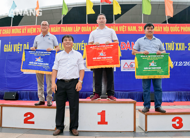 Phó Giám đốc Sở Văn hóa & Thể thao Nguyễn Trọng Thao tặng cờ cho 3 đơn vị dẫn đầu nội dung toàn đoàn khối Cơ quan - Xí nghiệp - Trường học.