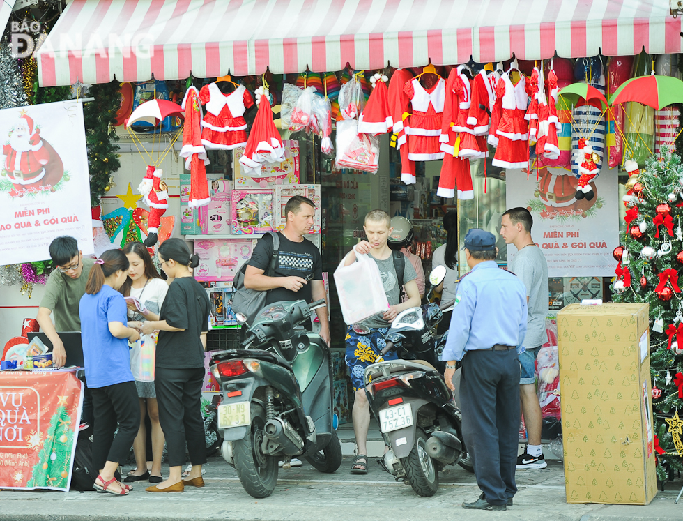 Không khí mua bán nhộn nhịp tại một cửa hàng bán đồ Giáng sinh trên đường Hùng Vương. Ảnh: XUÂN SƠN