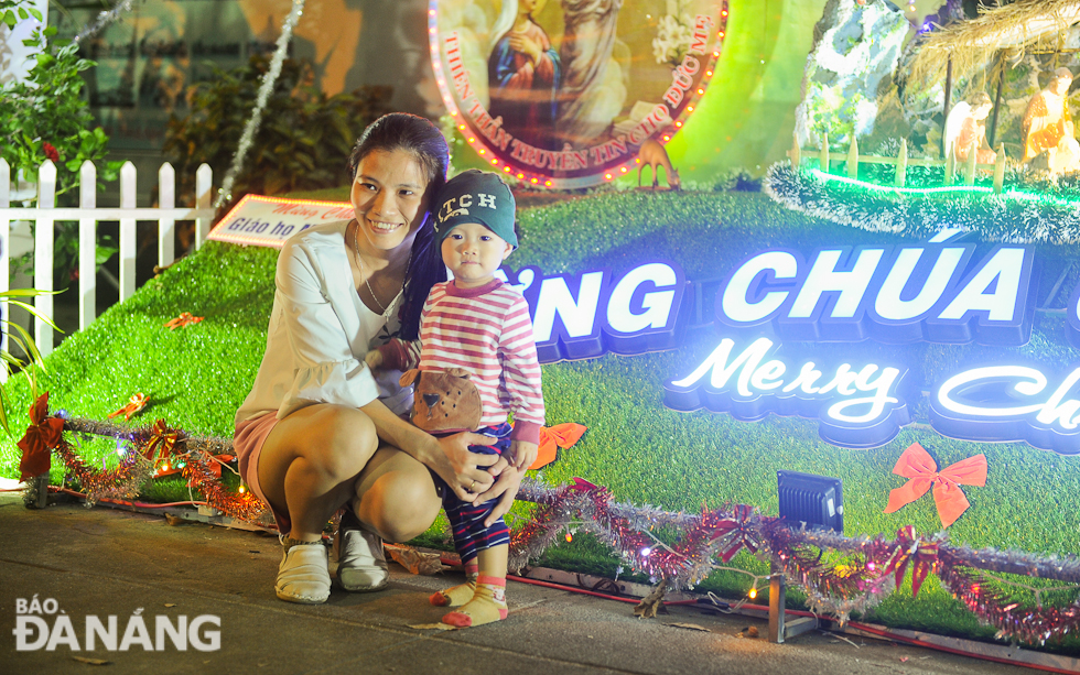  A local woman with her son posing for a Christmas photo in a joyful ambience