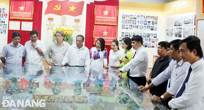 Nhà truyền thống và Thư viện quận Thanh Khê được khánh thành và đi vào hoạt động từ tháng 12-2018. TRONG ẢNH: Cán bộ, nhân dân đến tham quan Nhà truyền thống và Thư viện quận Thanh Khê.