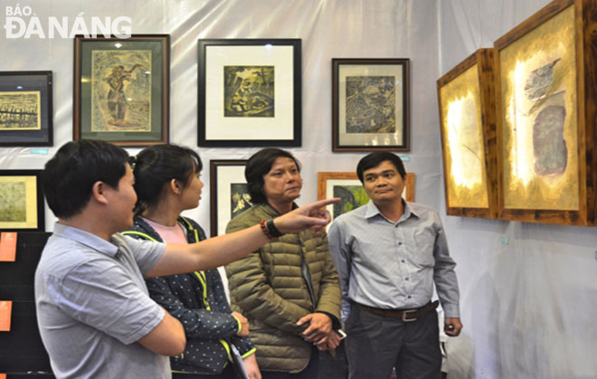 Không gian triển lãm đồ họa tại phòng tranh của họa sĩ Vũ Trọng Thuấn.