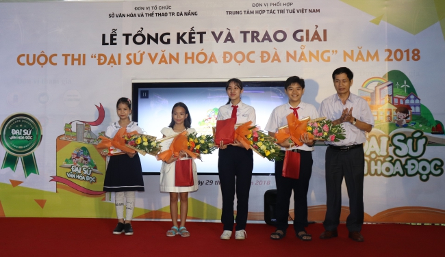 đaisu vhd.jpgÔng Huỳnh Văn Hùng, Giám đốc Sở VH-TT trao giải cho 4 thí sinh đoạt giải “Đại sứ văn hóa đọc tiêu biểu”.