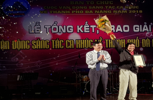 Phó Chủ tịch UBND thành phố Lê Trung Chinh trao giải nhất cho tác giả Nguyễn Văn Tám.