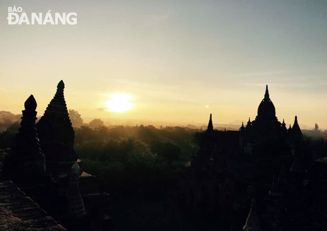 Những tháp chùa Bagan trong ánh bình minh mang vẻ cô liêu, cổ kính.