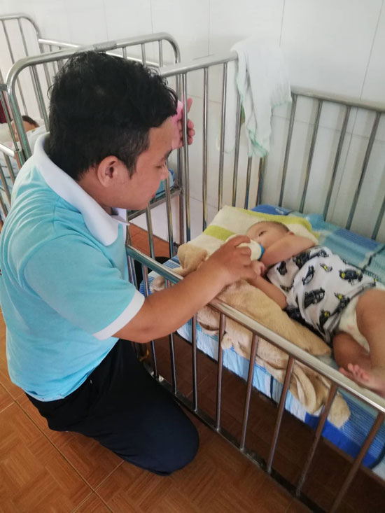 Anh Ngô Văn Đức thăm các em mồ côi và khuyết tật.