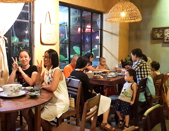 Guests at the ‘Tiem An Cua Ba’ restaurant.