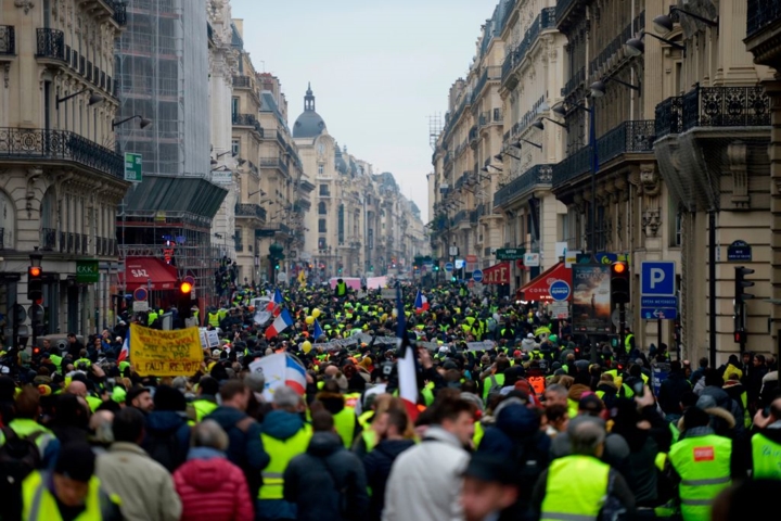 Khung cảnh ở Paris ngày thứ Bảy (5/1) được phủ kín bởi những người biểu tình Áo vàng./. 