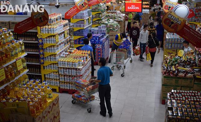 Để chuẩn bị hàng hóa phục vụ Tết, siêu thị Big C đàm phán nhà cung cấp để chuẩn bị đủ nguồn hàng và mức giá hợp lý.