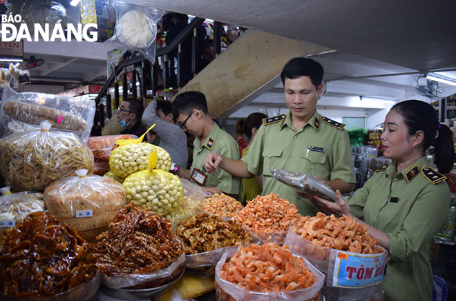 Lực lượng Quản lý thị trường kiểm tra hàng hóa tại chợ Hàn vào sáng 9-1.
