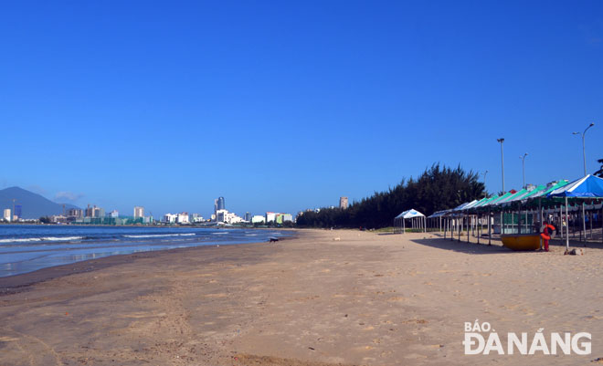Bãi biển Nguyễn Tất Thành đẹp nhưng các tiện ích còn khá nghèo nàn, chưa thu hút khách.