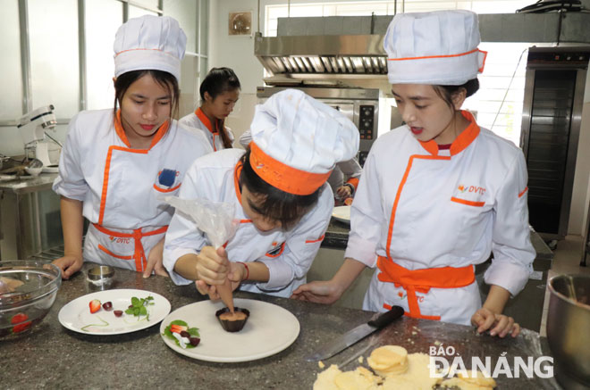 Một tiết học về làm bánh tại Trường Cao đẳng Du lịch Đà Nẵng.