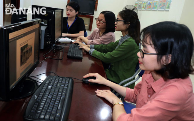 Tại không gian Ngân hàng dữ liệu di sản văn hóa Đà Nẵng có lắp đặt hệ thống máy tính để khách tham quan cập nhật thông tin.