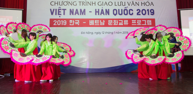  Các sinh viên đến từ Hàn Quốc đã trình diễn Múa quạt truyền thống.