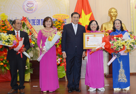 Đồng chí Huỳnh Đức Thơ trao Huân chương Lao động hạng Nhì cho Hội Từ thiện và Bảo vệ quyền trẻ em thành phố Đà Nẵng.
