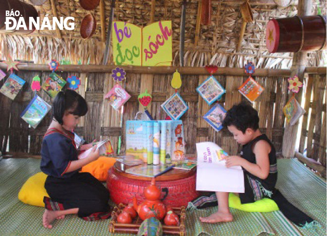 Các em Trường mầm non Hòa Phú làm quen với tiếng Việt bằng cách xem sách có nhiều hình ảnh vui nhộn.
