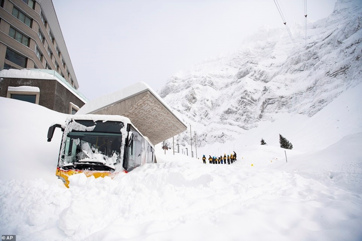 Tính đến nay, ít nhất 21 người đã thiệt mạng do các tai nạn liên quan đến lở tuyết ở châu Âu. Trong ảnh là tuyết phủ kín bên ngoài khách sạn Saentis ở Schwaegalp, Thụy Sĩ và một chiếc xe buýt đang bị mắc kẹt vì tuyết rơi quá dày. Ảnh: AP