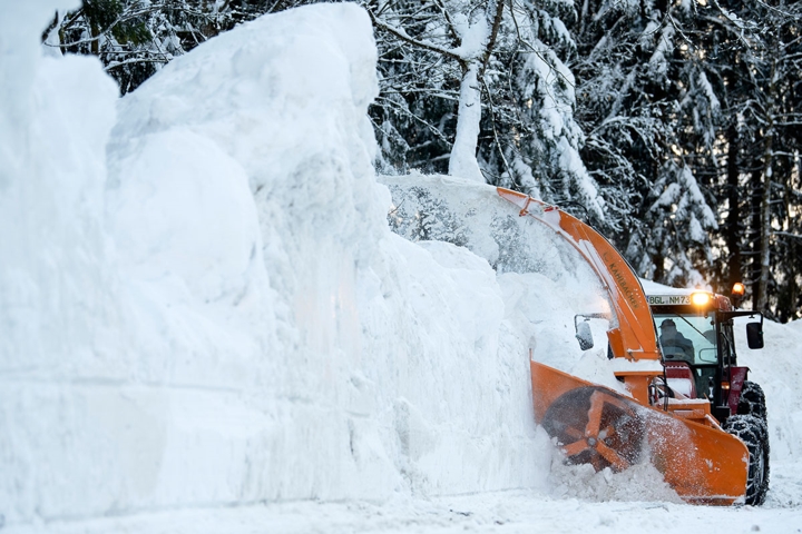 Các quan chức phía Nam nước Đức ngày 7-1 tuyên bố tình trạng khẩn cấp do tuyết rơi dày tại nhiều khu vực ở phía nam Bavaria. Trong ảnh là một chiếc máy xúc đang dọn tuyết ở một khu vực đỗ xe tại Schoenau am Koenigssee, Đức. Ảnh: Getty