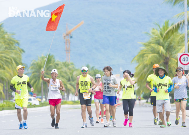 Thành viên Câu lạc bộ Doanh nghiệp kiều bào thành phố tham gia chương trình chạy marathon.