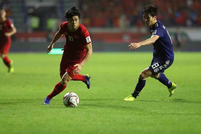 Striker Cong Phuong (in red) in action in the match (Photo: VNA)