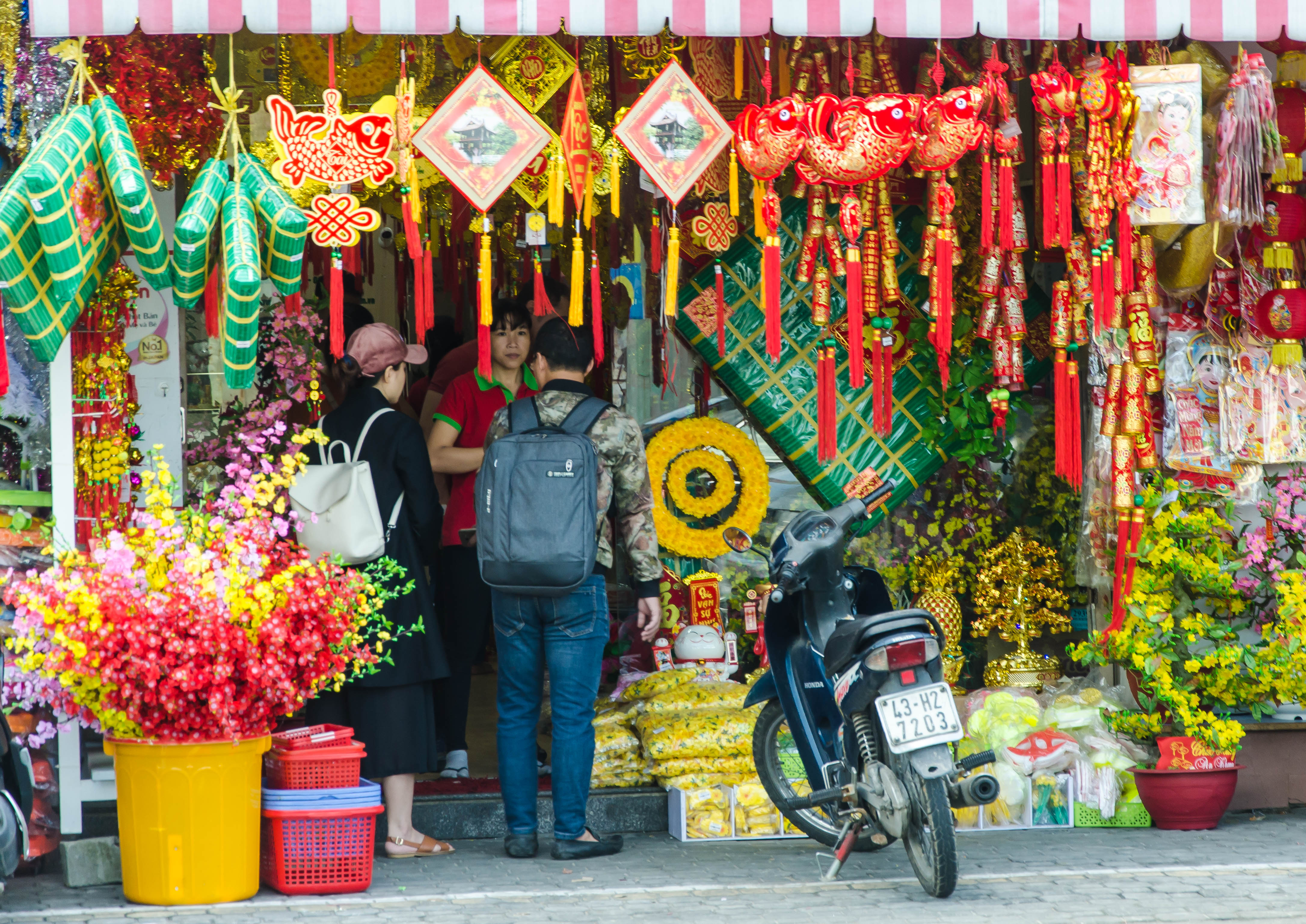 A shop selling home decorative items in Tet.