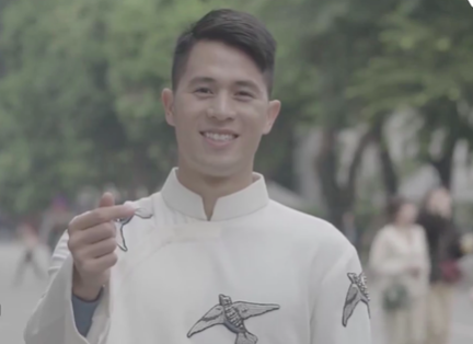 Các tuyển thủ Việt Nam lần đầu xuất hiện trong MV của ca sĩ hai miền Nam - Bắc