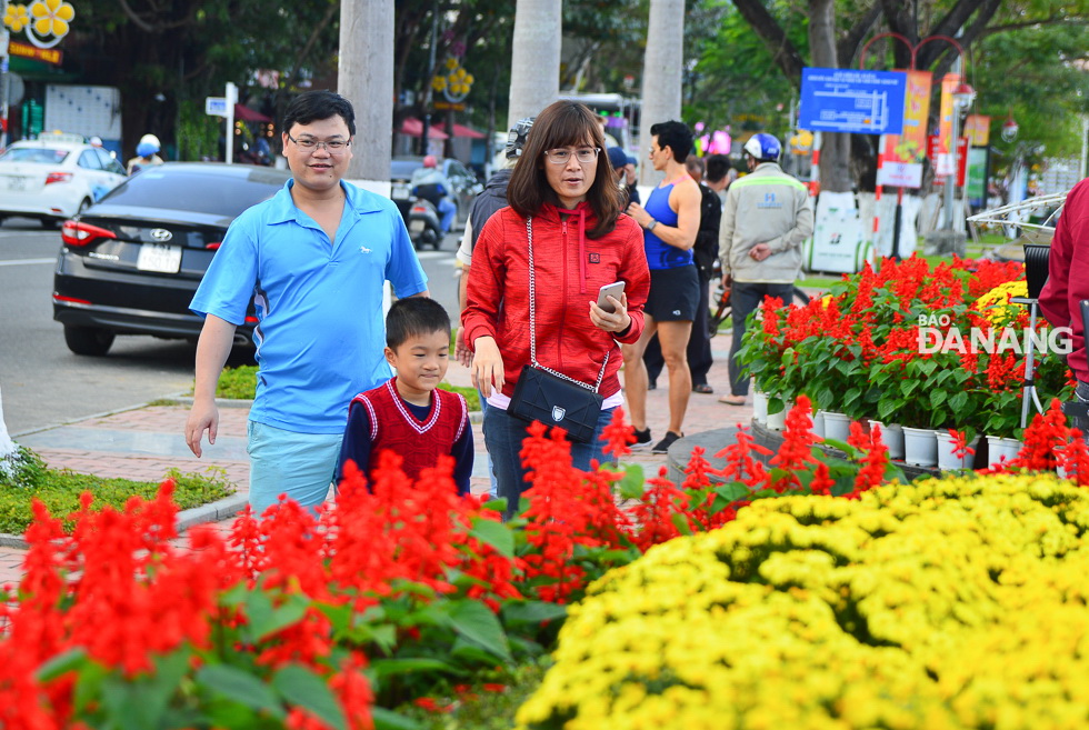 Floral decorations at the Bach Dang Flower Street are very attractive to visitors who want to record memorable moments with their family members and friends. 