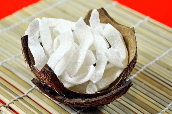Candied coconut ribbons become a snack favoured by many Vietnamese, especially during Tet holidays. (Photo: vnexpress.net)