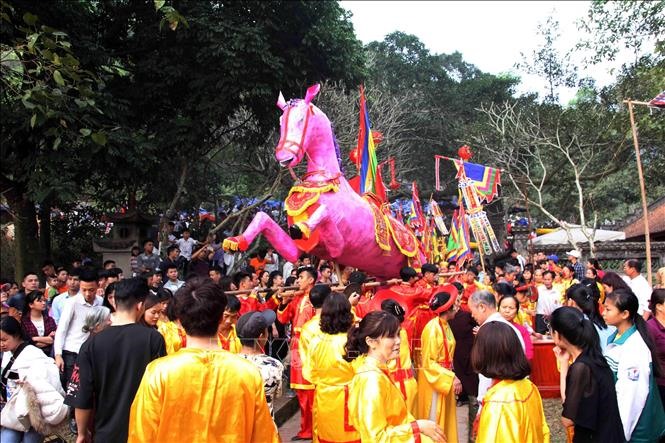 Festive feeling: Gióng Festival, a world intangible cultural heritage of humanity by UNESCO, kicked off on Sunday in Sóc Sơn District. — VNA/VNS Photos Read more at http://vietnamnews.vn/life-style/505100/spring-festival-in-full-swing.html#J1rrMWWjAKVkyJ1M.99