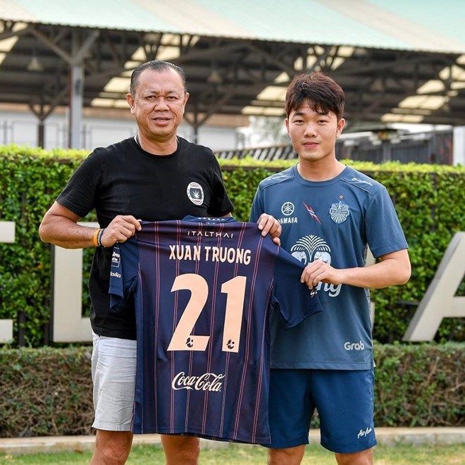 Midfielder Xuan Truong (R) will wear jersey No. 21 at his new club (Source: BuriramUnitedFC)