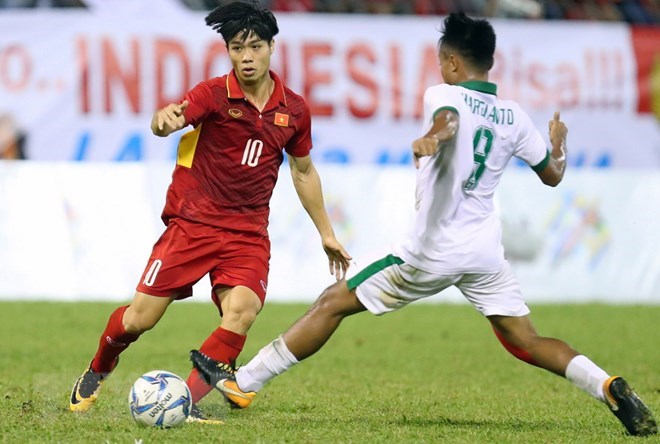 Striker Nguyen Cong Phuong (in red) (Photo: VNA)
