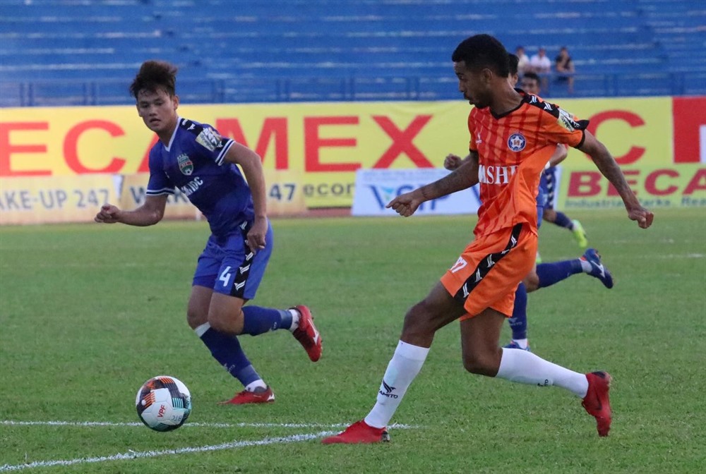 Binh Duong and SHB Da Nang players in the second round of the V.League 1 on Sunday. 