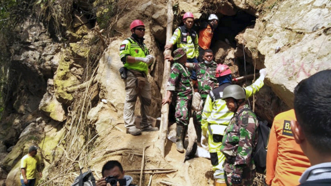 Rescuers stand at the entrance of a collapsed mine in Bolaang Mongondow, North Sulawesi, Indonesia on February 28. (Photo: AP)
