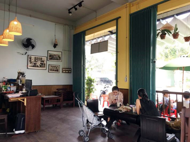 Visitors at the Anh Sau coffee shop