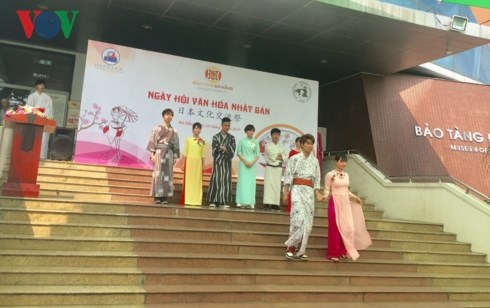 Fashion show at the festival (Source: vov.vn)
