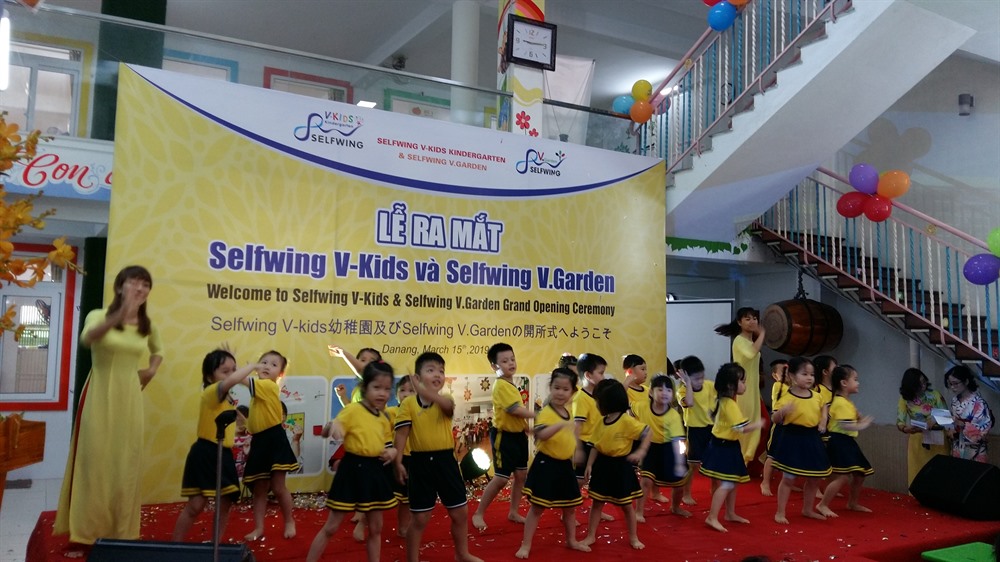 Kids from Selfwing V-Kids Kindergarten celebrate the launch of Japanese-style education in Da Nang.