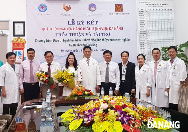 Deputy Secretary Tri (5th right) and Vice Chairman Minh (2nd left), plus representatives from the hospital and the charity fund at the signing ceremony