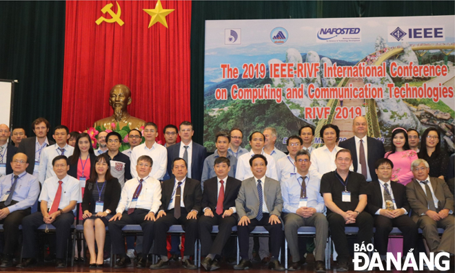 Vice Chairman Dung (front row, 6th left) and other participants