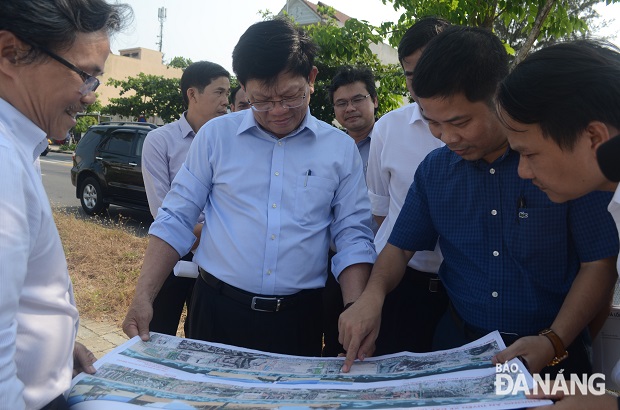 Da Nang Party Committee Deputy Secretary Vo Cong Tri (2nd from left) urged functional local bodies to accelerate the progress of footpath projects in Ngu Hanh Son District.