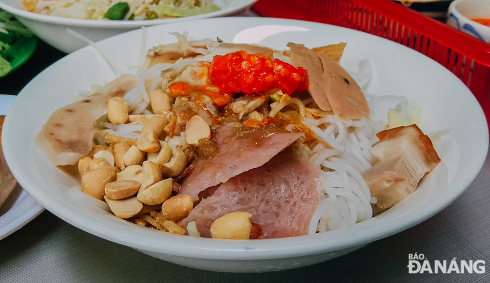  A mixed bowl of ‘bun nam mem’ features such various ingredients as roasted/ boiled pork, fermented pork roll and grilled beef patty.